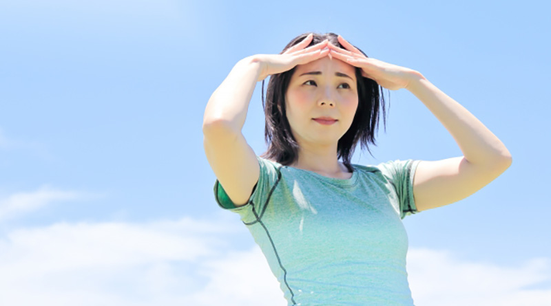 夏にTシャツを着る女性