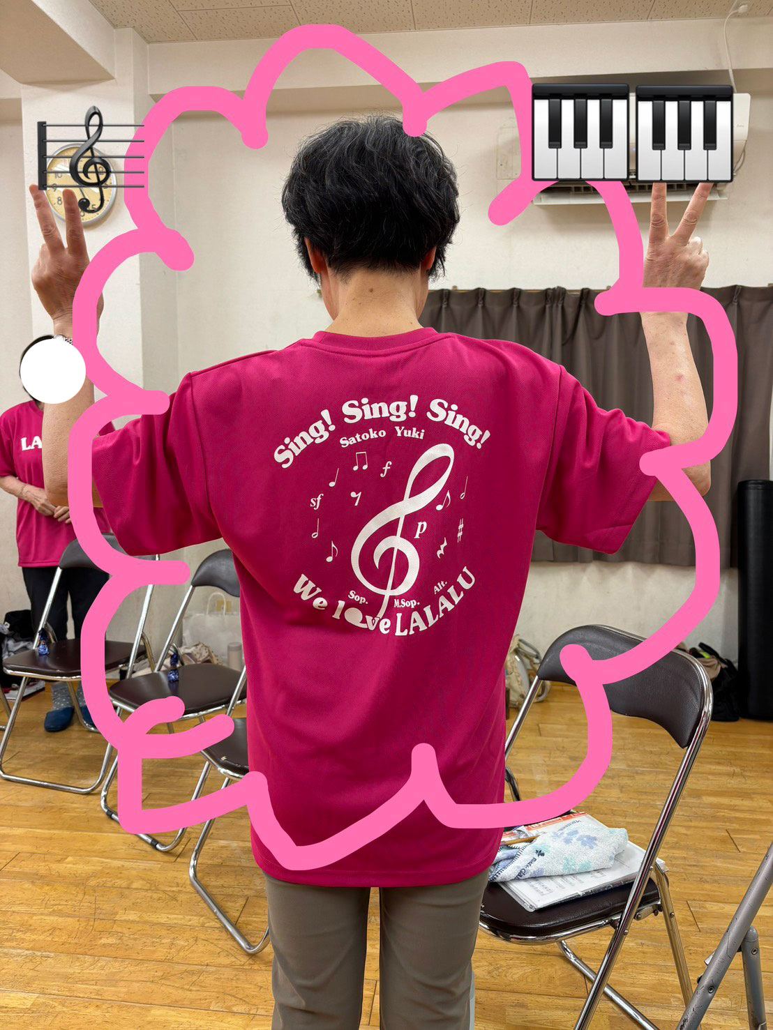 ピンクのTシャツ着用写真